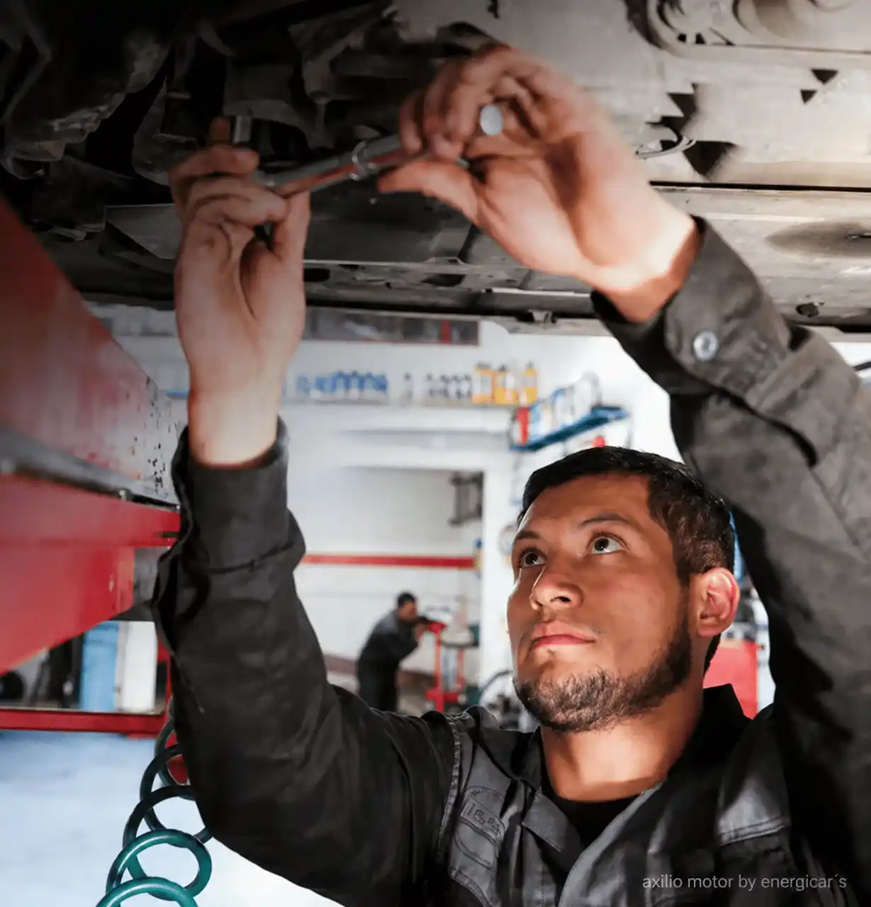 Servicio de suspensión automotriz en Bogotá realizado por Auxilio Motor